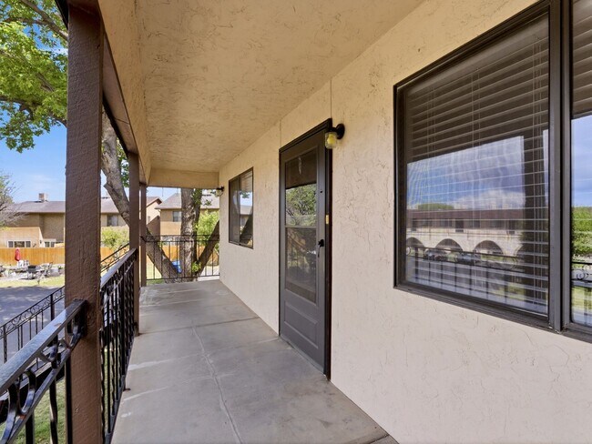 Foto del edificio - Remodeled 2 Bedroom, 1 Bathroom Apartment- Close to shopping!
