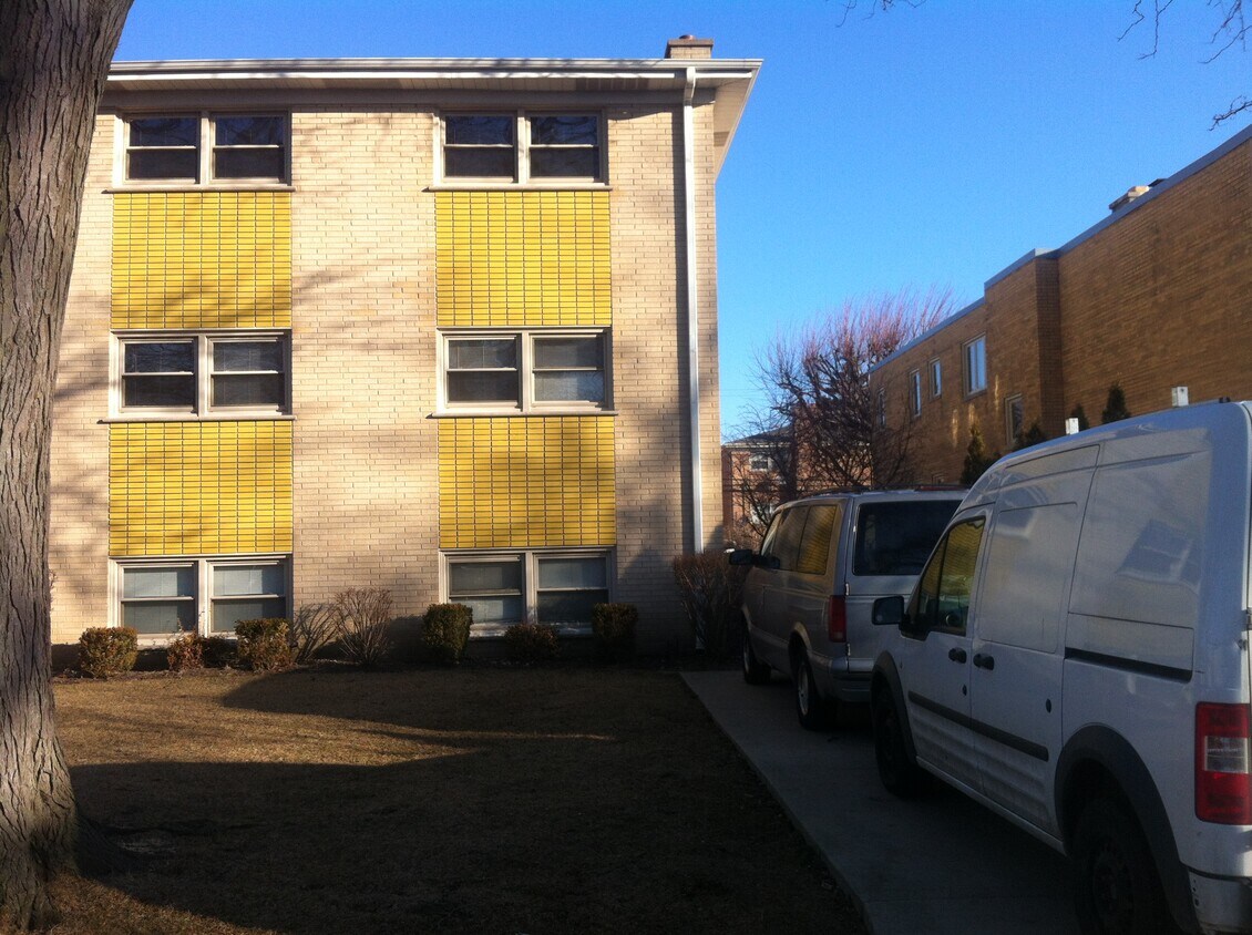 3356 W Columbia Ave Unit 2, Lincolnwood, IL 60712 Apartments in