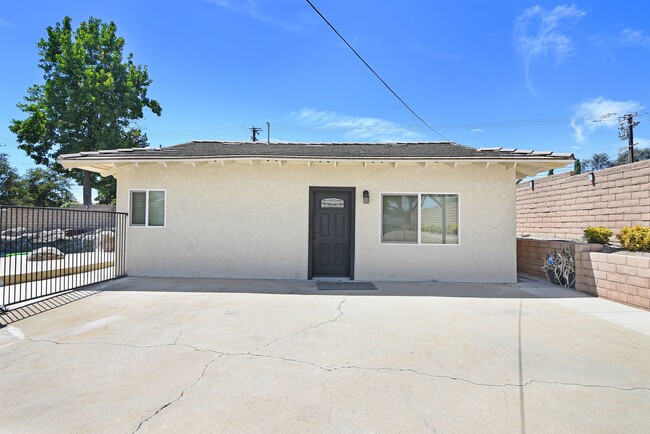 Building Photo - 1913 N Vallejo Way