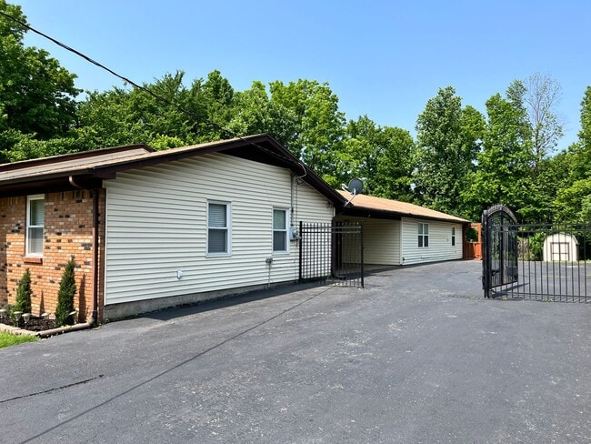 Building Photo - Spacious