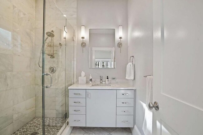 Shared bath - 20 Lincoln Ave