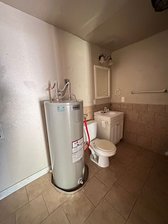 Foto del edificio - 2 BEDROOM 1 BATH HOUSE ALL ELECTRIC CENTRAL HEAT & AIR HAS STACK WASHER/DRYER CONNECTION.