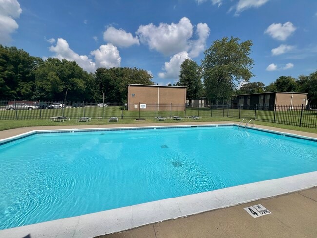 Pool - Glenview Apartments