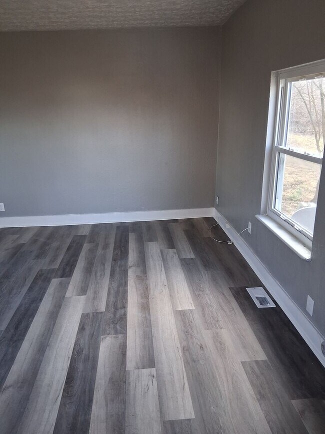 Building Photo - 2 bedroom 1 bath house for rent close to WPAFB, downtown Fairborn