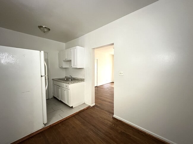 Building Photo - 931 W Sunnyside Ave
