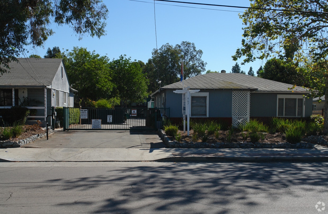 Primary Photo - Oasis Del Sol fka Griffin Apartments