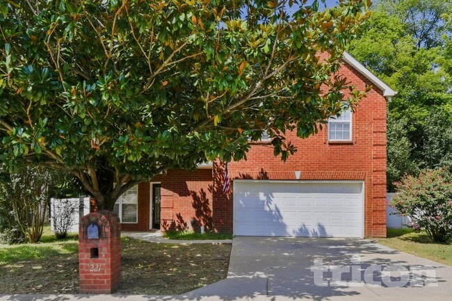 Building Photo - 221 Titans Cir