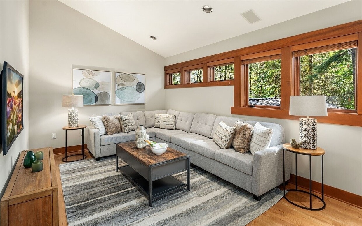 Personal - rental unit - furnished for reference - 3303 142nd Pl NE