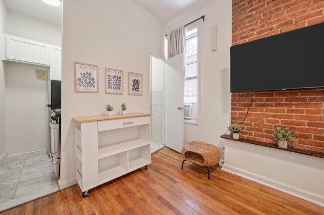 Building Photo - 310e E 93rd St