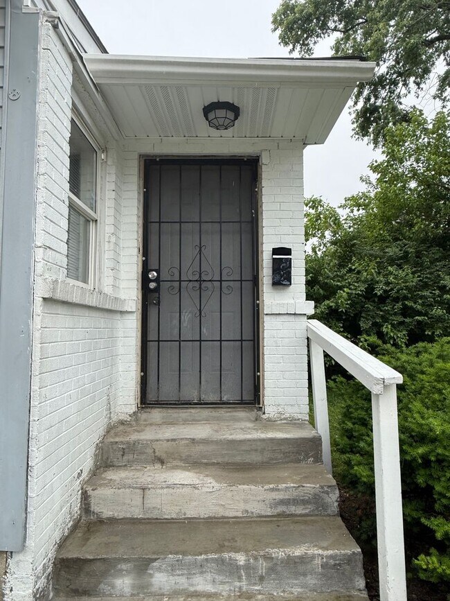 Foto del edificio - Charming 3BR/1.5BA Home with Large Yard & Spacious Eat-In Kitchen
