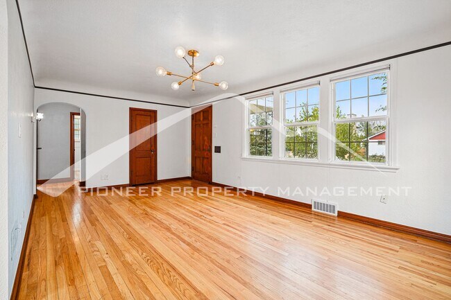 Building Photo - Spacious Home with Washer/Dryer and Centra...
