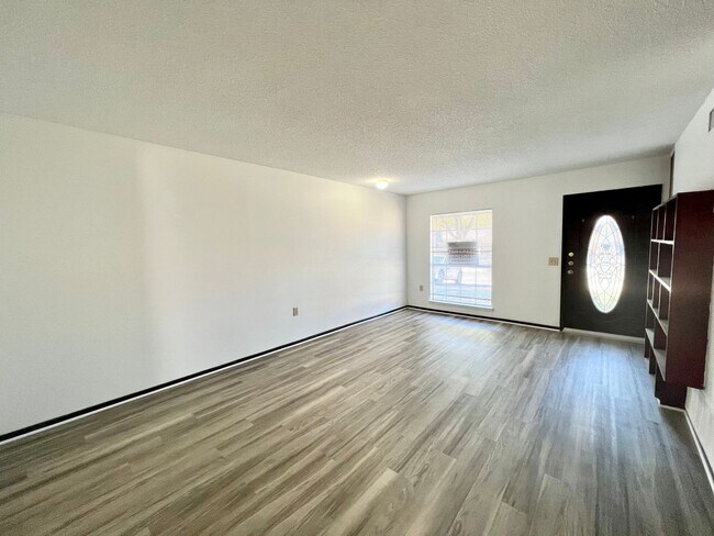 Building Photo - GORGEOUS 3 Bedroom 2 Bath Home Available N...