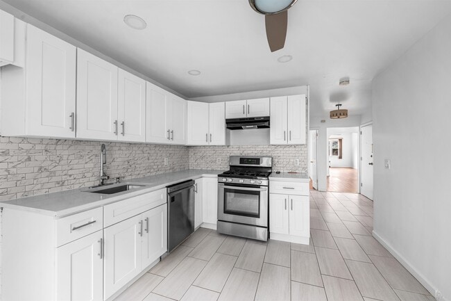 Building Photo - 172 W 49th St