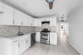 Building Photo - 172 W 49th St