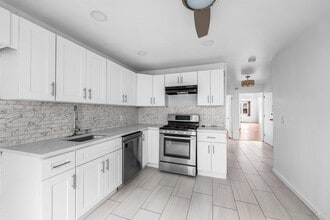 Building Photo - 172 W 49th St