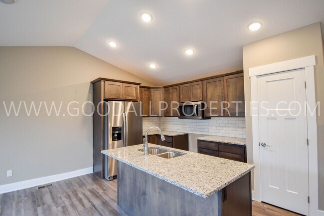 Building Photo - Beautiful ranch home with over 2000 finish...