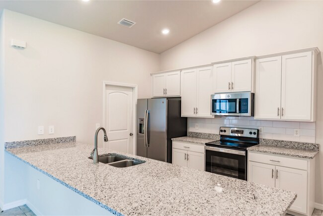 Foto del edificio - READY TO RENT! 4 Bed 2 Bath in Gator Circle!