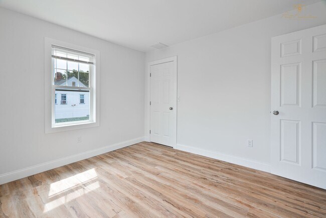 Foto del edificio - Updated 2 Bedroom Apartment with Laundry & Parking in Cranston, RI