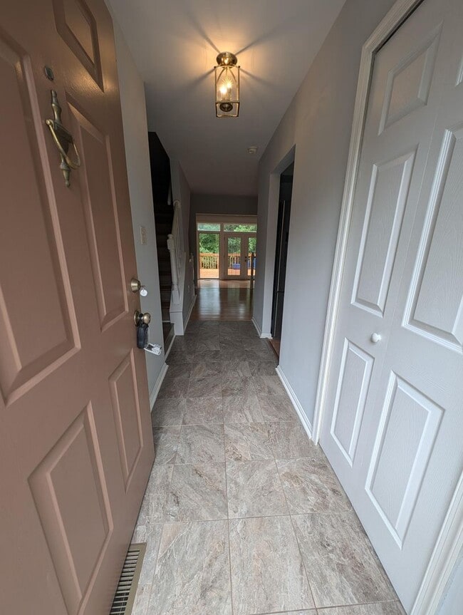 Building Photo - Stephens Knolls Townhouse
