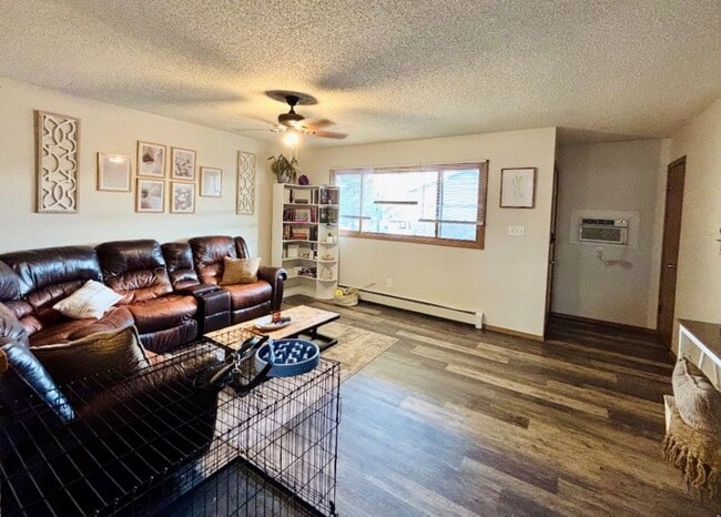 Foto del edificio - Updated 2 Bed Upper Unit w/ In-Unit Washer & Dryer + Utilities Included!