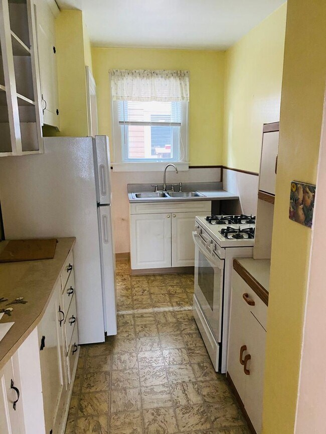 Building Photo - 2 br, 1 bath House - 563 Baldwin Ave