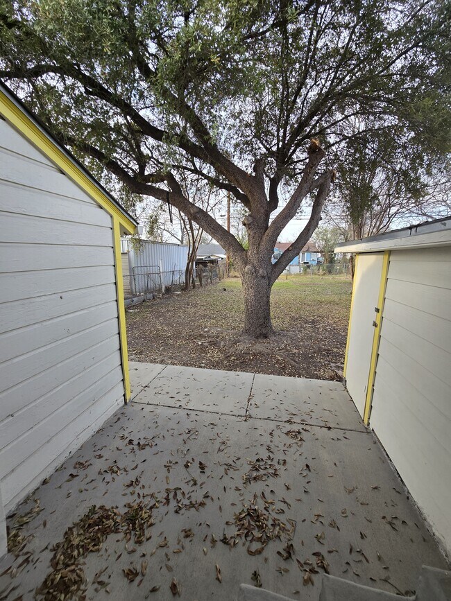 Building Photo - 809 Elmwood Dr