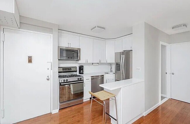 Foto del edificio - 333 E 45th St