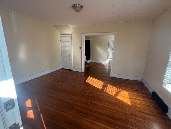 Building Photo - 10 Columbia St