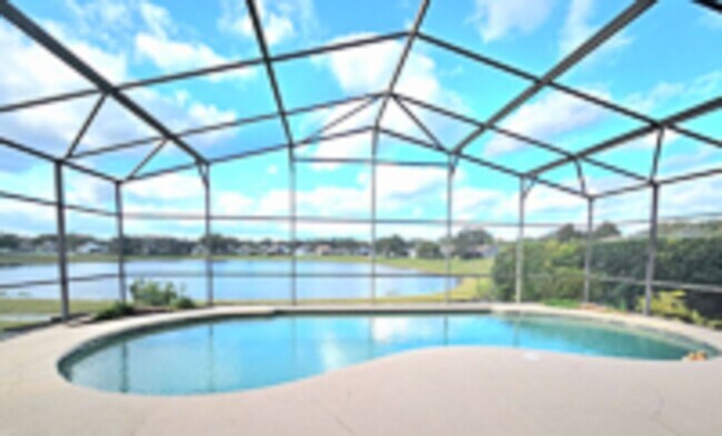 Foto del edificio - Lakefront home very spacious with a screened in pool in Heathrow