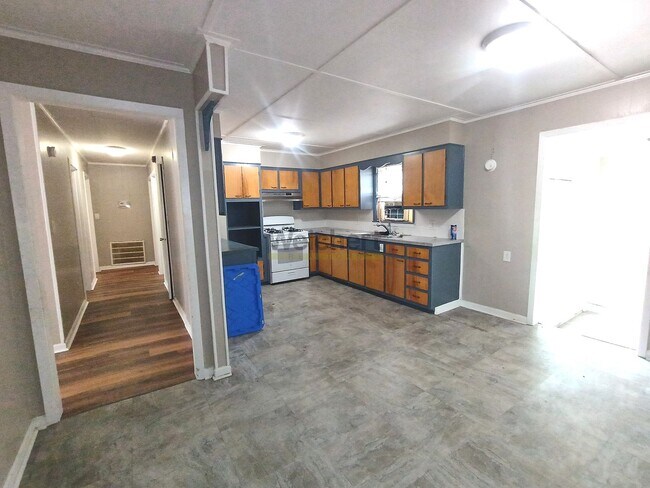 Foto del edificio - 4-Bed, 2-Bath house with huge backyard