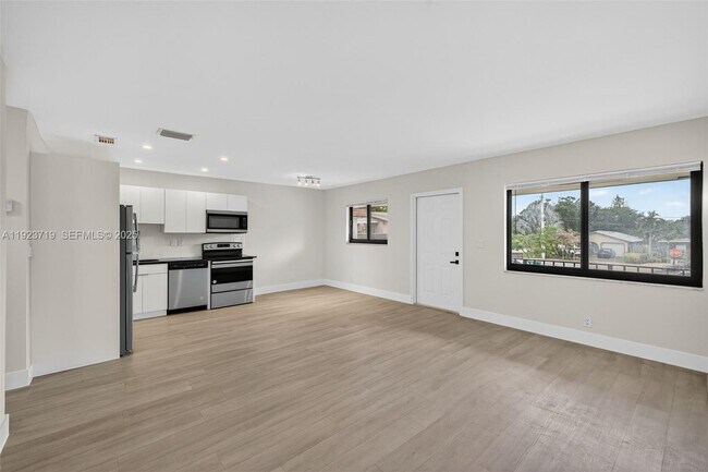 Foto del edificio - 615 NE 26th St