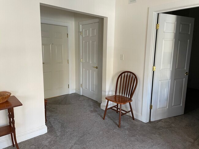 Building Photo - 61 Springbrook Dr