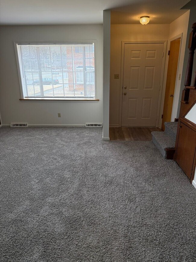 Foto del edificio - 2 Bedroom End Unit with New Flooring, Appliances & Fresh Paint!