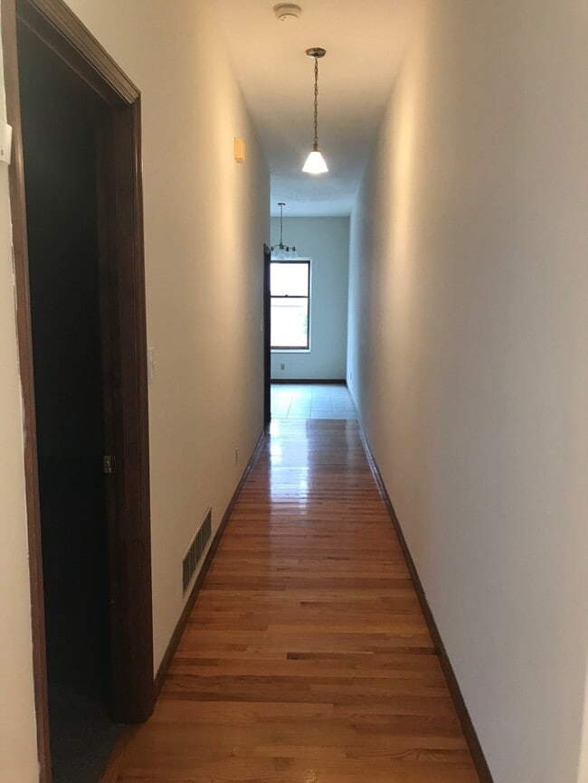 Building Photo - 1 Bedroom Loft Apartment Downtown Bloomington