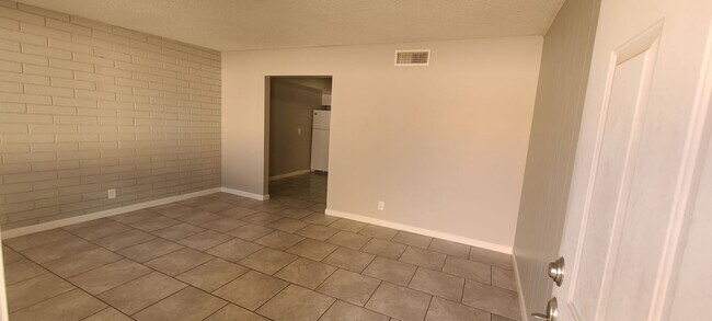 Building Photo - 2 Bed 1 Bath Spacious Apartment