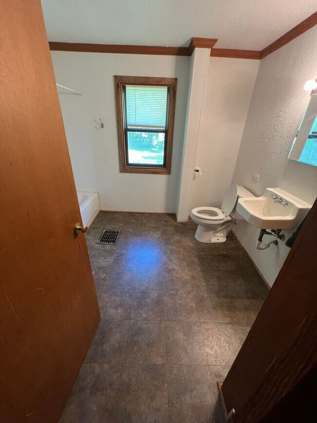Building Photo - Country Acreage with 3 bedroom house, 1 ca...