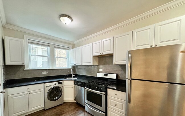 Foto del edificio - 3825 N Greenview Ave