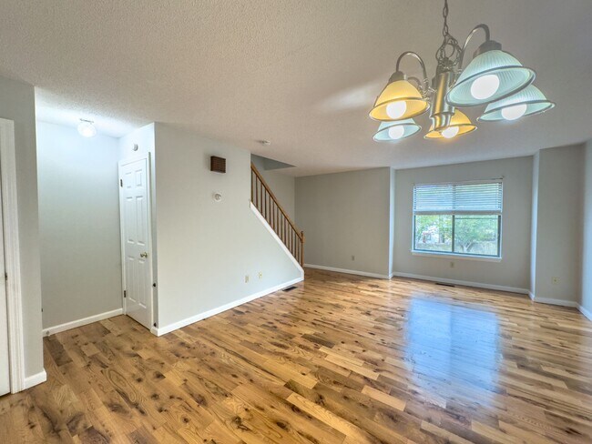 Building Photo - 2 Bed 1.5 Bath Condo with Quick Access To ...