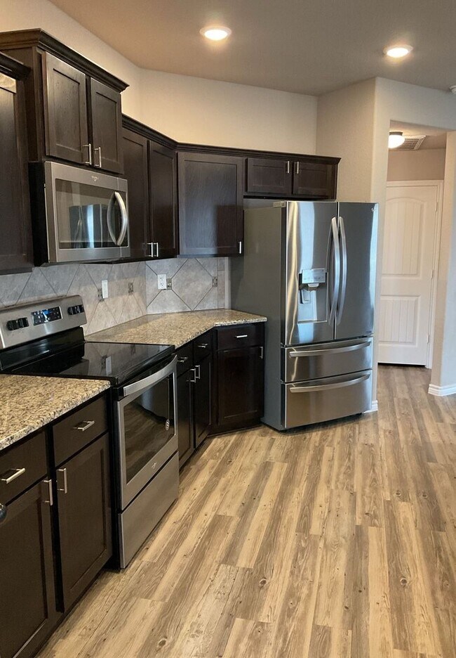 Foto del edificio - NEW IN MANAGEMENT - AVAILABLE NOW!