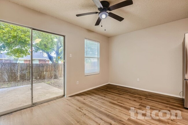 Foto del edificio - 4877 Trail Hollow Dr