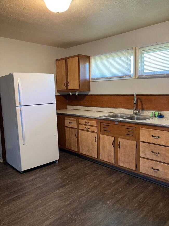 Building Photo - **Move in special** 2 bedroom with bonus r...