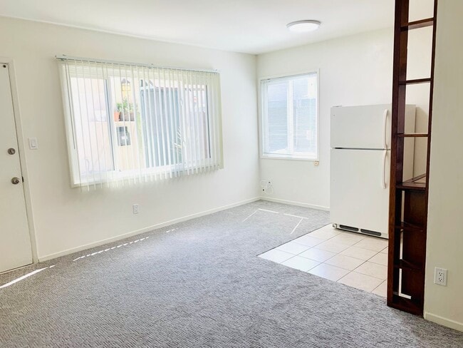 Building Photo - BAYSIDE STUDIO IN MISSION BEACH - ONLY $ 1695/mo!