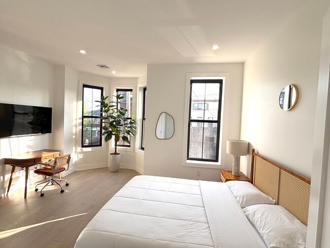 Master Bedroom - 592 Bramhall Avenue
