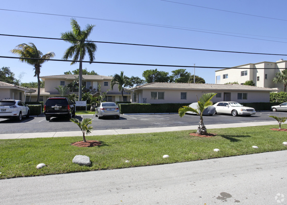 Building Photo - Country Club Villas