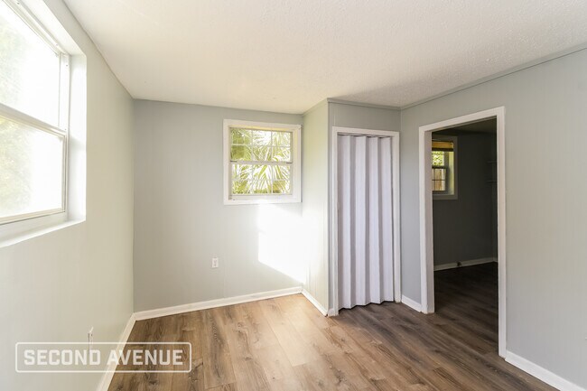 Foto del edificio - 7333 Roslyn Rd