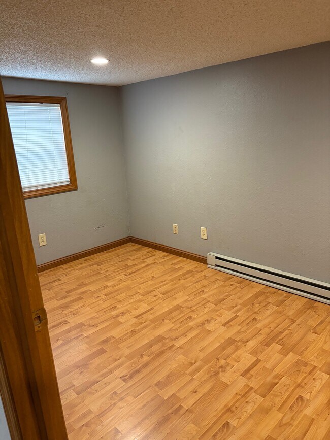 Bedroom - 620 Court St W