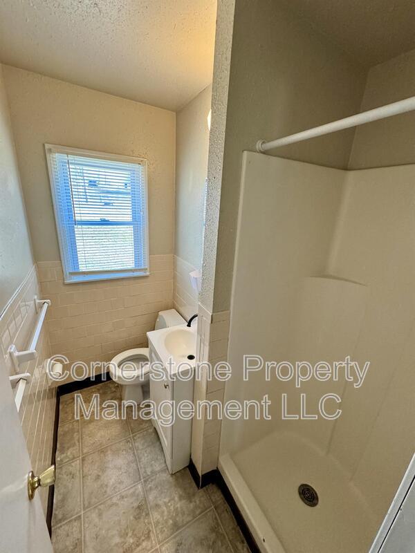 Building Photo - 8345 Lakeview Dr