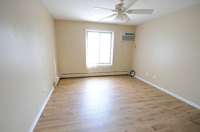 Foto del edificio - 229 W Ct of Shorewood