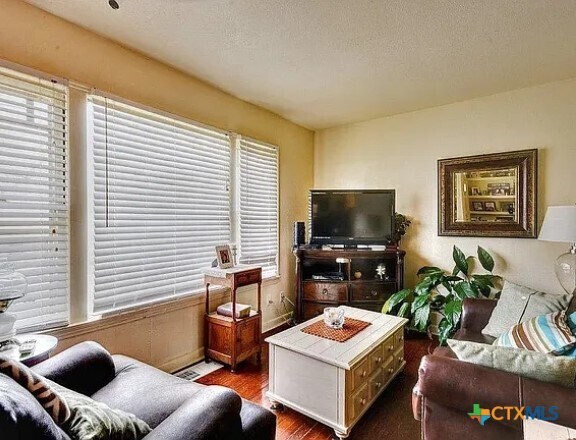 Foto del edificio - 460 Comal Ave