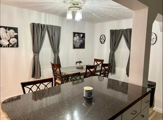 Foto del edificio - 312 Rosedale Ave